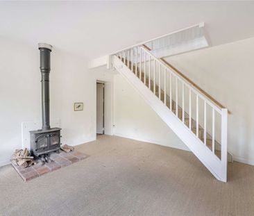 A charming four bedroom home with a self-contained one bedroom annexe. - Photo 1