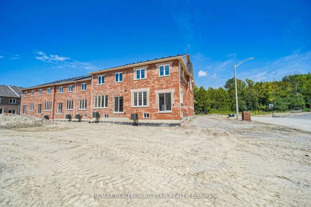 Condo Townhouse For Lease | E9014239 - Photo 1