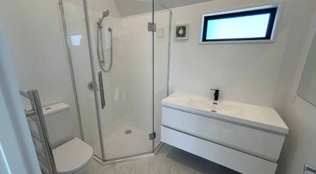 Modern 2 Bedroom Townhouse With Parking - Photo 5