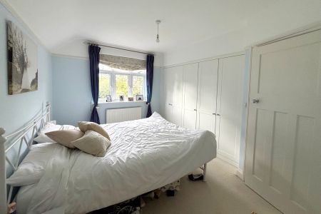 Horsell Rise, Woking - 4 bedrooms Property for lettings - Seymours - Photo 3