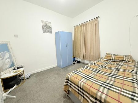 1 Bed Flat, High Road, IG1 - Photo 2