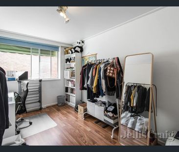 Bright & Modern 2-Bedroom Apartment in Central Cheltenham - Photo 3