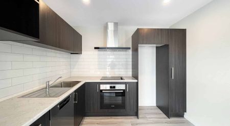 WOODEND - TWO BEDROOMS, SINGLE GARAGE - Photo 2