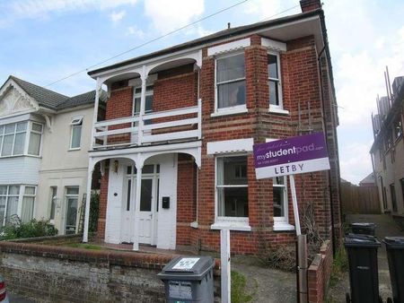 Bedroom Detached House In Winton, BH9 - Photo 3