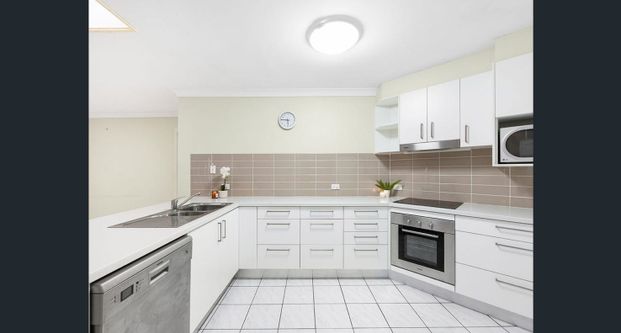 4-bedroom House at quite Sinnamon Park furnished - Photo 1