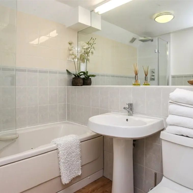 2 bedroom flat in 15a St. Giles High Street - Photo 2