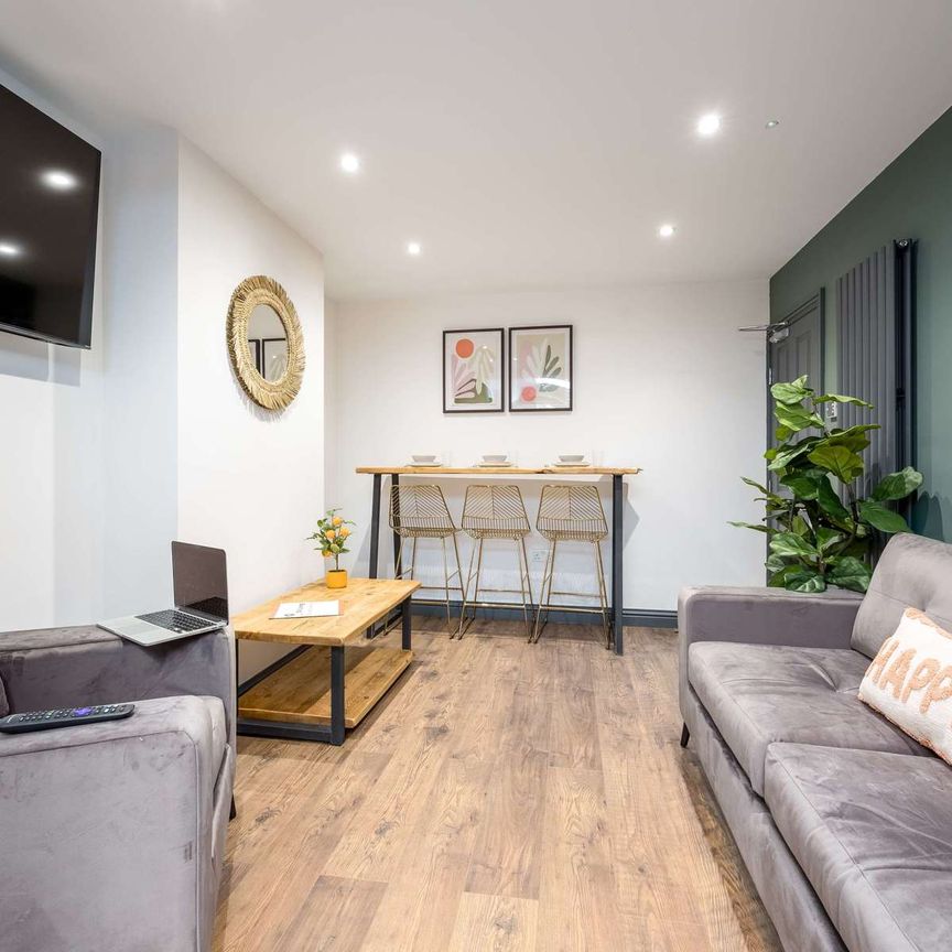 OX Living is proud to present this high-quality 9-bedroom co-living property, perfect for working professionals looking for stylish, stress-free living. Room 4 - Photo 1