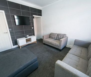 Welton Mount, Hyde Park, Leeds - Photo 2