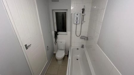 2 bedroom semi-detached house to rent - Photo 5