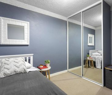 CHIC URBAN APARTMENT - Photo 1