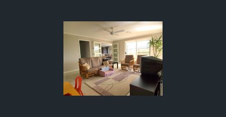 Spacious family home with pool - Photo 4