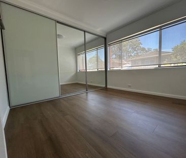 BRIGHT RENOVATED 2 BEDROOM TOP FLOOR UNIT - Photo 1