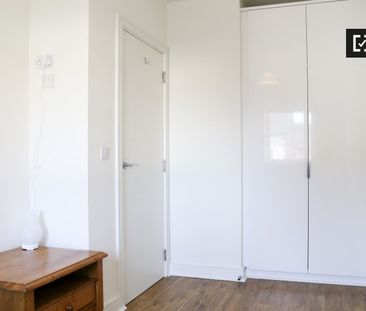 Bright room in 3-bedroom house in Donaghmede, Dublin - Photo 3