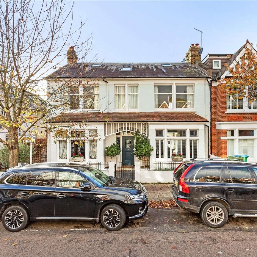 A wonderful four bedroom family home situated on one of Barnes most sought after roads - Photo 1