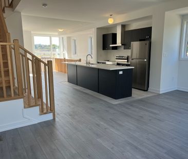 For Lease - 150 Blue Forest Crescent, Barrie, Ontario - Photo 3