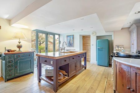 4 bedroom detached house to rent - Photo 2