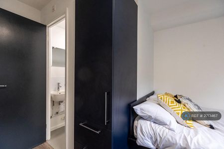 1 bedroom in a flat share to rent - Photo 3