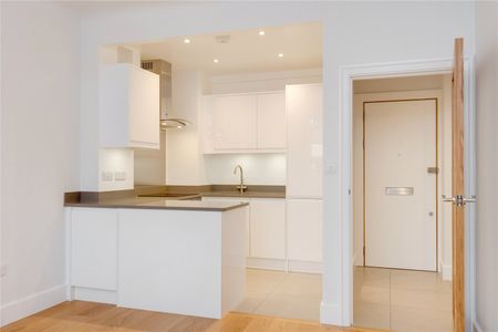 Bedroom : Bathroom : Reception Room : Kitchen : 24hr Porterage : Communal Hot : Water & Heating : Entrance Phone : Lift : Communal Garden - Photo 2