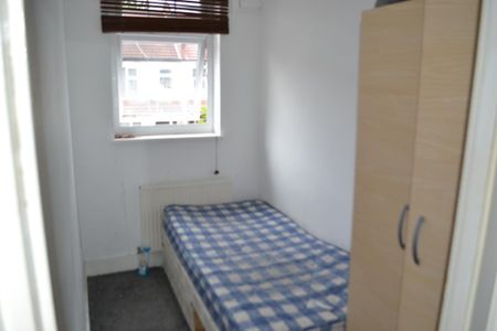 4 bedroom terraced house to rent - Photo 3