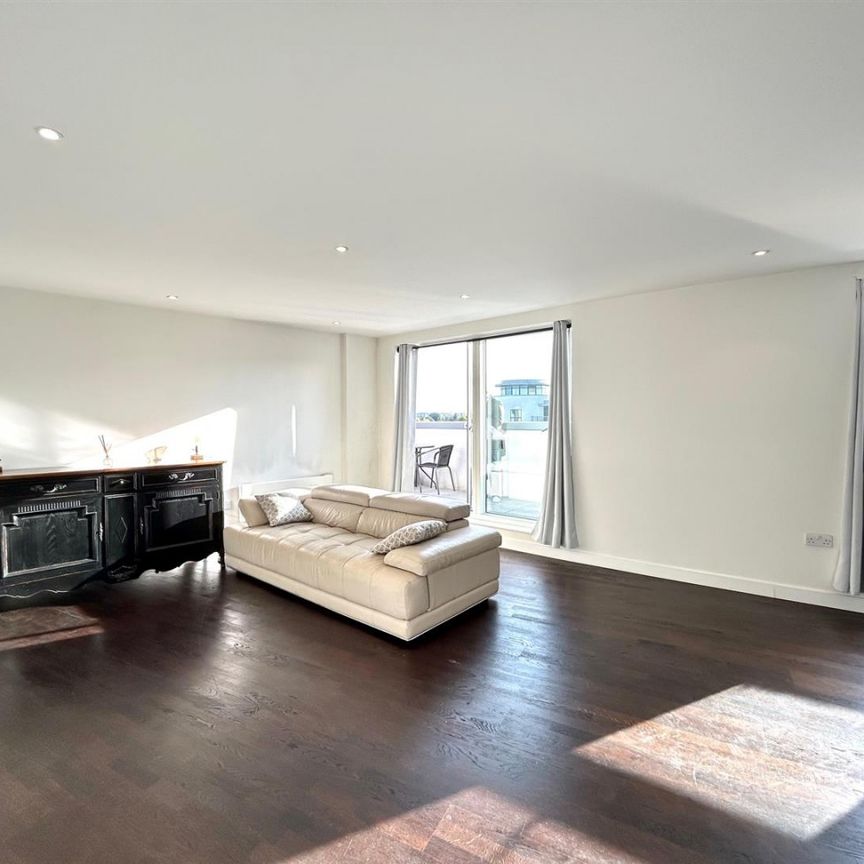 Pump House Crescent, Brentford, TW8 - Photo 1