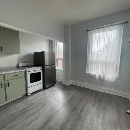 Spacious one bedroom apartment on Palmerston Blvd - ALL INCLUSIVE - Photo 1