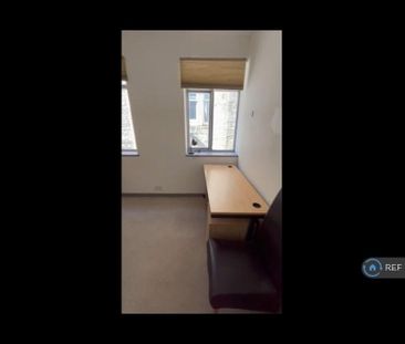 1 bedroom in a flat share to rent - Photo 3