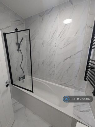 1 bedroom in a flat share to rent - Photo 1