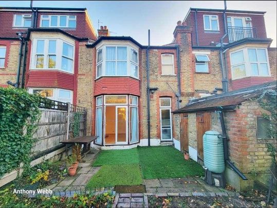 The Grove, Palmers Green, N13 - Photo 1