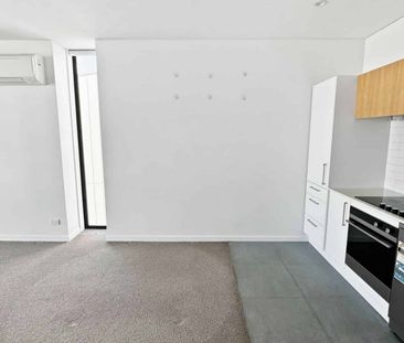 CITY CENTRE - SPACIOUS APARTMENT WITH CARPORT - Photo 4