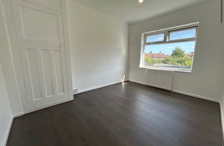 3 Bed Semi-Detached House, Weir Hall Road, N18 - Photo 4