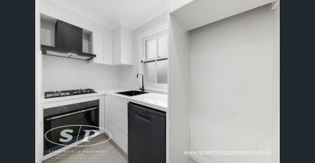 Renovated Terrace Living - Photo 3