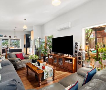 6 MONTH LEASE - Renovated beachside abode - Photo 2