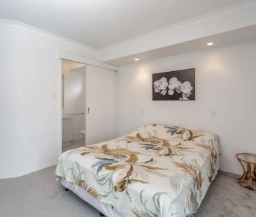 Stunning home featuring Canal Waterfront! - Photo 5