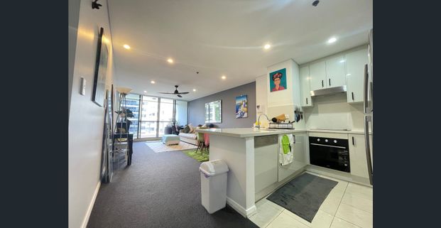 Stunning Split-Level Apartment | Green Square | 2km to CBD - Photo 1