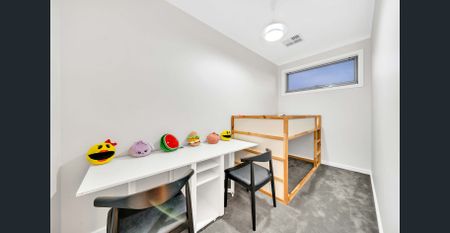 Designer Luxury: Fully Furnished Spacious 5-Bed, 3-Bath Home in Prime Location - Photo 4