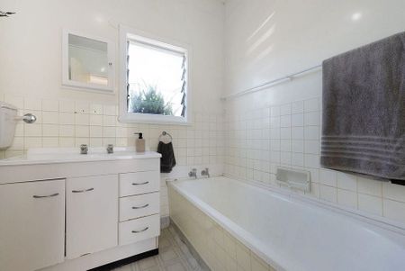Sunny 4 Bedroom Home with Courtyard - Photo 4
