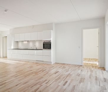 Rummelig 3-værelses lejlighed med altan, med udsigt til vand og str... - Foto 6