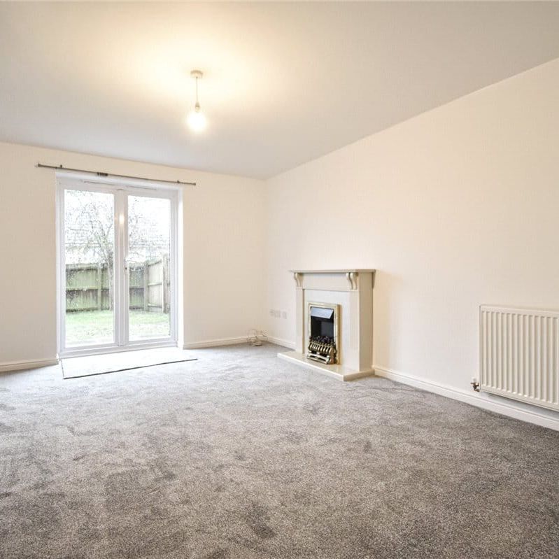Well presented 2 bedroom terraced house situated within walking distance of the Town Centre. GCH. Garage and drvieway parking. Unfurnished. - Photo 1