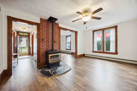 Charming 2-Bedroom Bungalow for Rent in Petrolia - Photo 2