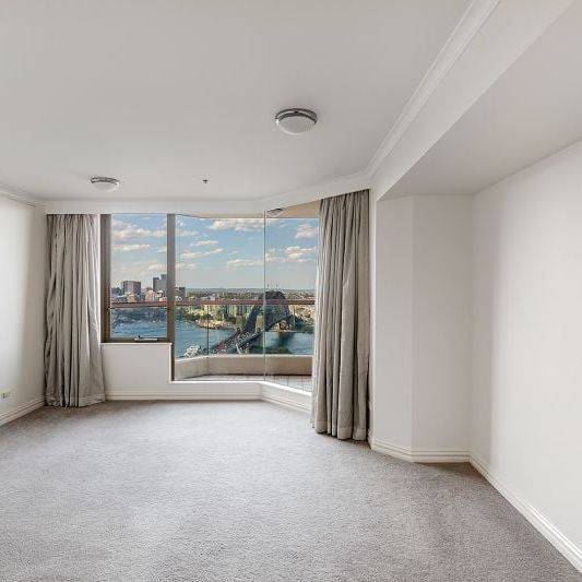 EXQUISITE EXECUTIVE APARTMENT IN QUAY WEST | Unfurnished - Photo 1