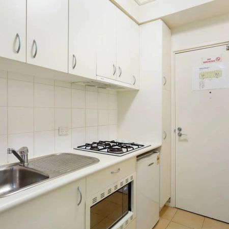 Fully Furnished One-Bedroom Apartment in a Prime University Precinct - Photo 3