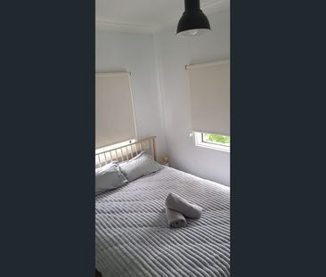 Neat, tidy 3 bed, 1 bath, beachside cottage - 12 month lease only - Photo 1