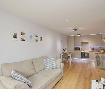 Flat to rent - Seren Park Gardens, London, SE3 - Photo 2