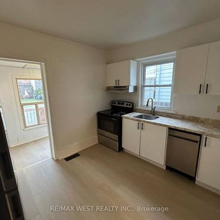 Recently renovated + den spacious layout! - Photo 4