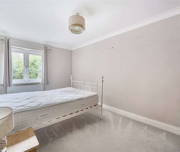A spacious two bedroom apartment in the centre of Heathfield - Photo 2