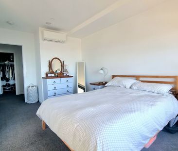 Modern 1 Bedroom + Study Nook Apartment with Bay Views $585/week - Photo 3