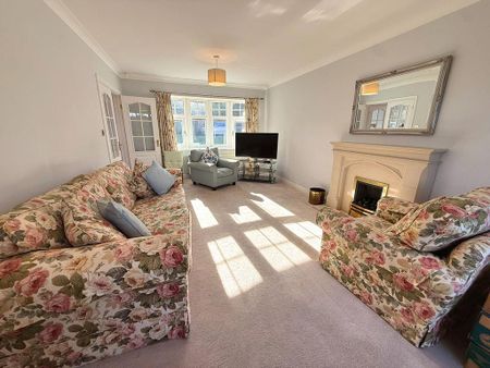 4 bedroom detached house to rent - Photo 2