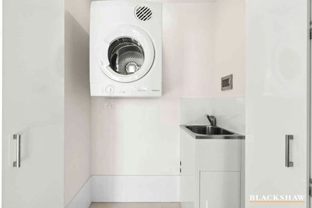 Two bedroom apartment in ideal location - Photo 2