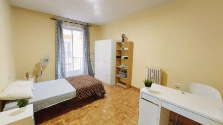 Room in a shared 5-bedroom apartment for rent in Gaztambide - Photo 5