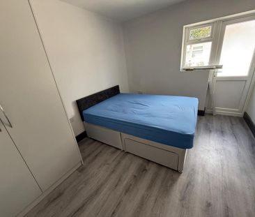 5 bedroom semi-detached house to rent - Photo 2